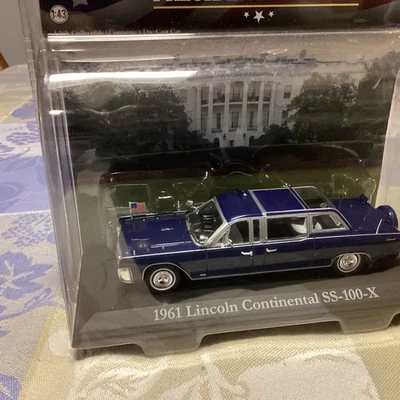 Green light 1/43 1961 Lincoln Sz-100-X Kennedy Limousine With Top - Image 1 of 4