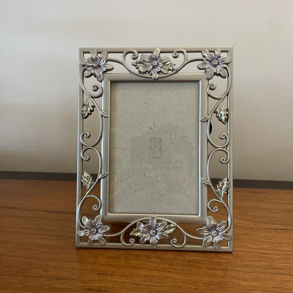 Marco de fotos de metal plateado cepillado tiene capacidad para 3"x 4,5” biselado independiente  Foto 1 de 4