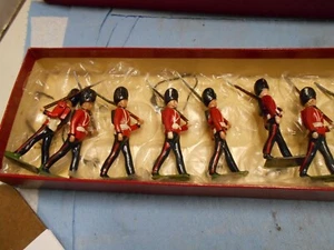 W. Britain's - The Royal Welch Fusiliers #74 with Officer & Goat Mascot - Picture 1 of 15