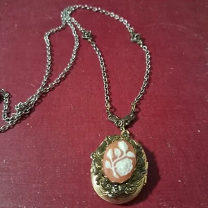 Medallón dorado con diseño floral - Imagen 1 de 6