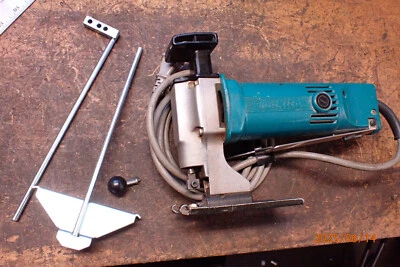 SIERRA CALADORA VINTAGE MAKITA JG1600 SIERRA SABLE CON ALGUNAS HOJAS Foto 1 de 4