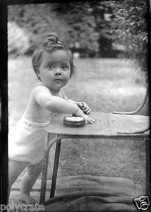 Kleine Mädchen An Tisch - Alter Negativfoto An. 1940 - Picture 1 of 1