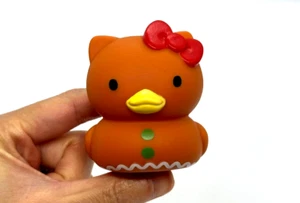 Sanrio Hello Kitty & Friends Hello Kitty Pan de Jengibre Pato de Goma Pato'z - Imagen 1 de 7