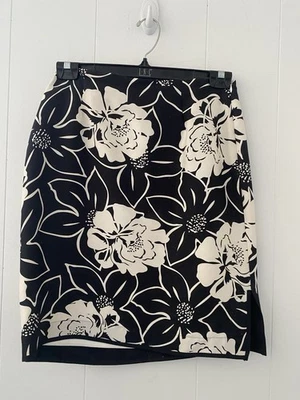 Falda lápiz floral Grace Elements talla 6 blanca y negra forrada de seda, forro de acetato Foto 1 de 4
