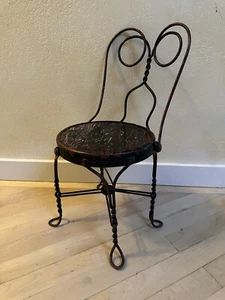 ANTIQUE VINTAGE CHILD DOLL SIZED TWISTED IRON METAL ICE CREAM PARLOR CHAIR - Picture 1 of 23