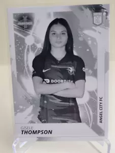 2024 PARKSIDE NWSL VOL 1 GISELE THOMPSON RC BIANCO E NERO #162 ANGEL CITY FC - Foto 1 di 2