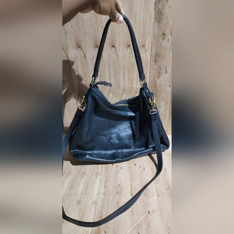 Bolso de hombro Frye hobo de cuero negro con logotipo en relieve y correa bandolera Foto 1 de 4