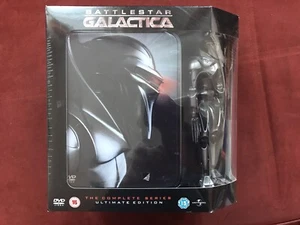 Battlestar Galactica - The Complete Series - Ultimate Edition - mit Cylonenfigur - Bild 1 von 7