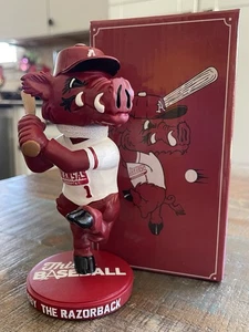 RIBBY the RAZORBACK Arkansas Razorbacks SEC Baseball SGA Maskottchen Wackelkopf Neu im Karton! - Bild 1 von 2