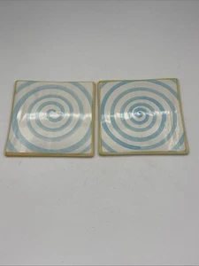 (2) MacKenzie Childs Grande 8” Azulejo Remache Espiral Patrón 1983 Wallcourt Spencer - Imagen 1 de 7