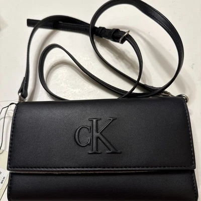 Carteira Calvin Klein preta tiracolo com alça ajustável nova com etiquetas.  Couro sintético - Imagem 1 de 4