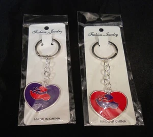 Schlüsselanhänger roter Hut - Sie wählen rotes Herz & lila Hut oder lila Herz & roter Hut - Bild 1 von 3