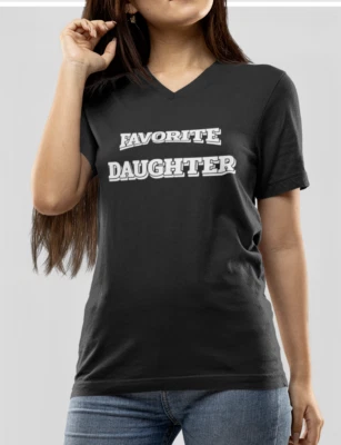 Camisa cuello en V favorita hija cumpleaños hija en ley regalo solo niño familia Foto 1 de 2