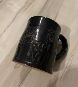 Studio Kunst Keramik Becher handgeworfen schwarz erhaben keltisches Design - Bild 1 von 8