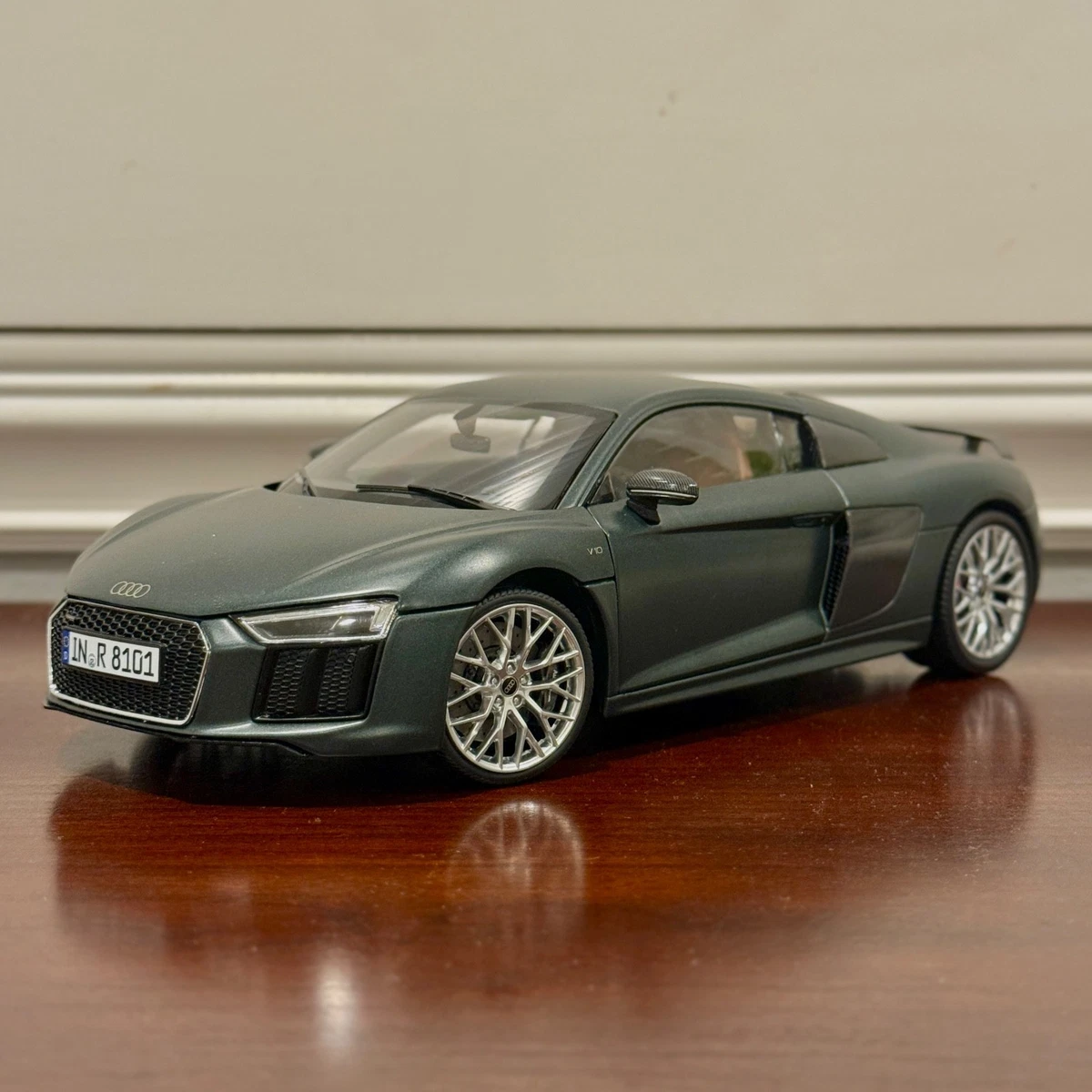 京商1/18 アウディAudi R8 V10 プラスクーペ カモフラグリーン 京商1