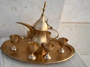 Antigua cafetera de latón Dallah cobre árabe beduino conjunto tazas bandeja té sólido - Imagen 1 de 11