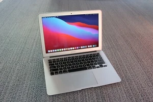 Apple MacBook Air A1466 2015 13.3", i5 1.6GHz, 128GB SSD, 4GB DDR3 Laptop - Picture 1 of 12