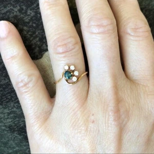 14K Solid Yellow Gold Mini Natural Sapphire CZ Dainty Ring Size 5 - Picture 1 of 4