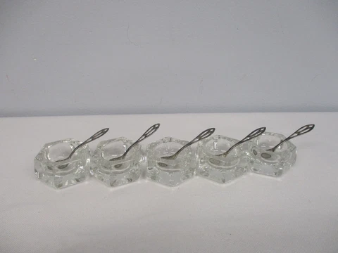 5 VINTAGE STERLING SILVER PIERCED HANDLE SALT SPOONS with CLEAR GLASS CELLARS Cover