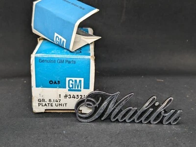 Nuevo de Lote Antiguo Chevrolet Malibu 1976 1977 Guardabarros Delantero Script emblema insignia 345210 Foto 1 de 4