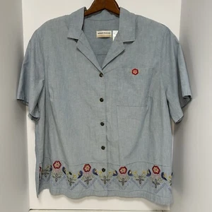 Camisa Alfred Dunner Mujer Azul Floral Bordada Manga Corta Botón Delantero - Imagen 1 de 6