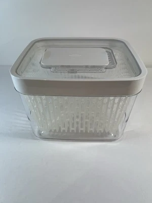 OXO Good Grips GreenSaver Produce Keeper - 4,3 cuartos de galón Foto 1 de 4