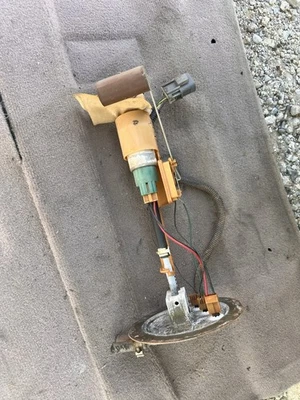 Conjunto de bomba de combustible Nissan 1995-1997 camioneta de carrocería dura D21 Foto 1 de 4