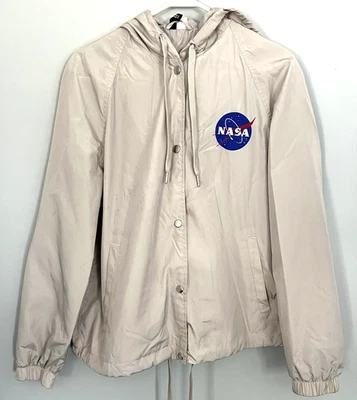 Chaqueta NASA Mujer M Beige Con Capucha Cortavientos Botón a Presión Logo H&M Dividida Usada en Excelente Condición Foto 1 de 4