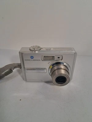 Konica Minolta Dimage E500 5.0MP Digital Camera 12x Zoom W/ Strap - Image 1 of 2