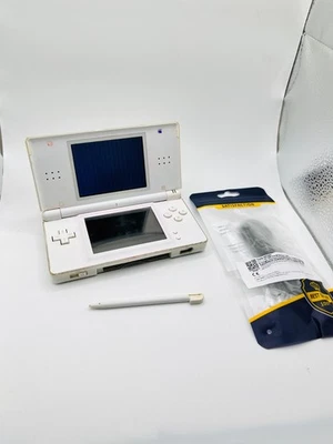 Nintendo DS Lite Bianco Buone Condizioni Con Caricatore e Pennino Compatibile - Immagine 1 di 4