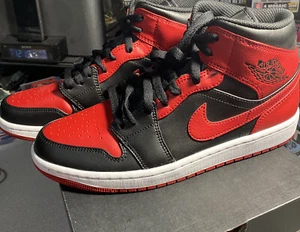 Size 9 - Jordan 1 Mid Banned Black Red White 2020 With Original Box ๐ฅ๐ฅ๐ฅ๐ฅ - Picture 1 of 8
