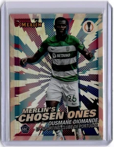 2023-24 Topps Merlin Chrome Merlin's Chosen One #MC-10 Ousmane Diomande Sporting - Foto 1 di 2