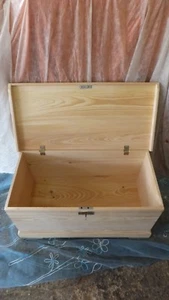 BAUL COFRE de madera maciza con CERRADURA. 60 cm largo. - Imagen 1 de 8