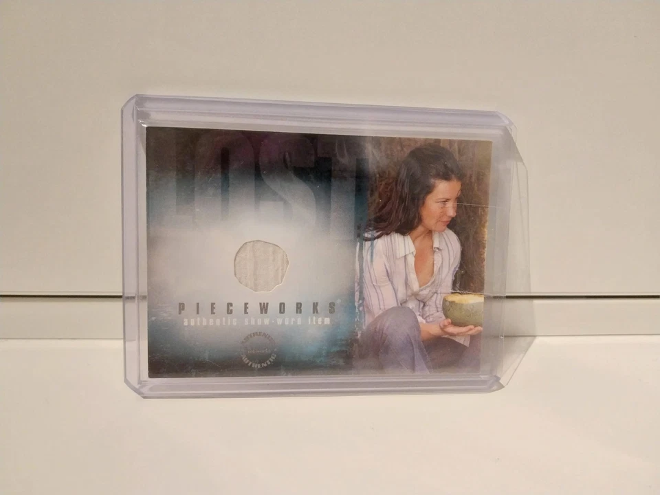 LOST SEASON ONE - PW1 - EVANGELINE LILLY ALS KATE AUSTEN KOSTÜM/PIECEWORKS KARTE - Bild 1 von 2