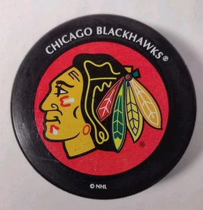 Chicago Blackhawks Souvenir Hockey Puck con licenza NHL - Foto 1 di 7
