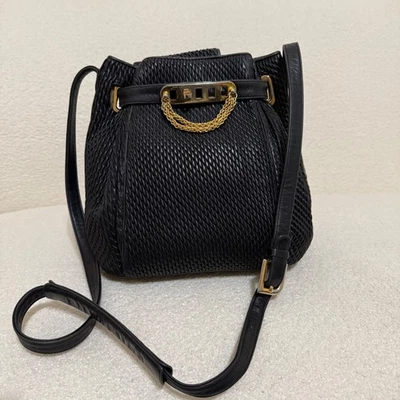 Bolso Cubo Judith Leiber Cuero Negro Texturizado Cadena Dorada Cierre Giratorio Accen Foto 1 de 4