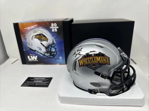 2025 WWE Wrestlemania 41 Fanatics Under Wraps mini casco firmato LA Knight 4/25 - Foto 1 di 10