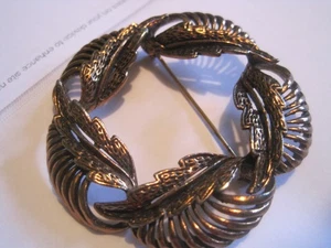 Vtg 1950'?COPPER COLOR Feather Plume ROUND Brooch Pin Signed Star - Picture 1 of 2