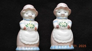 VINTAGE CERAMIC PINK PIGS SALT & PEPPER SHAKERS Plastic STOPPERS 4 1/4" - Picture 1 of 4