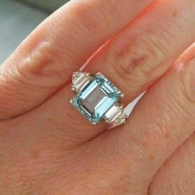 Anillo de derivación de diamantes y aguamarina de oro blanco de 14 quilates de 2,50 quilates Foto 1 de 4