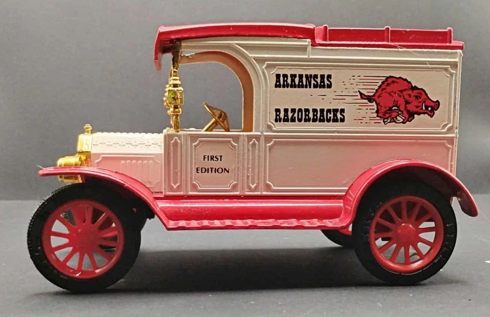 9497 ERTL 1913 Modelo T Universidad de Arkansas Razorbacks Primera Edición banco con llave Foto 1 de 4