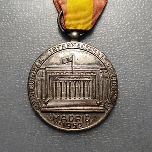 MEDALLA MEDICA MADRID 1952 CONGRESO INTERNACIONAL CIRUGIA METAL PLATEADO - Picture 1 of 2