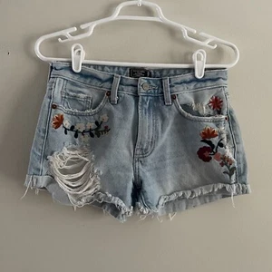 Abercrombie & Fitch Wmn 0/25 Distressed Floral Embroidered Harper Low Rise Short - Picture 1 of 7