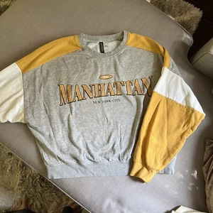 H&M Divided 1998 Manhattan Youth Medium Gray/Gold Sweatshirt - Picture 1 of 4