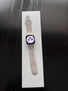 Apple Watch Series 8 (GPS) 41 MM boîtier en aluminium Starlight bracelet sport minuit S/M - Photo 1 sur 13