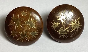 VINTAGE MCM PAIR OF WOOD DISC STARBURST SCREWBACK EARRINGS BROWN W/GOLD STARS - Bild 1 von 7