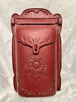 De colección. Buzón de girasol rojo de hierro fundido macizo montado en la pared Foto 1 de 4