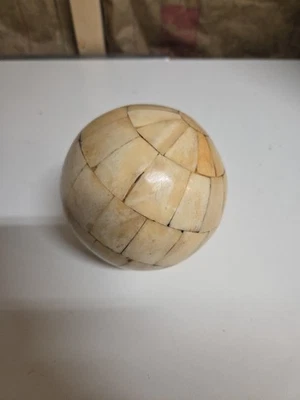 Esfera seccionada redonda hecha de hueso Foto 1 de 4