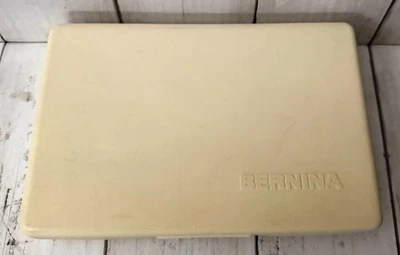 Caja de almacenamiento de accesorios para máquina de coser Bernina ***Tapa dañada LEER DESCRIPCIÓN*** Foto 1 de 4