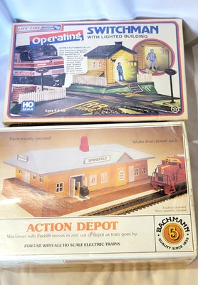 Bachmann HO Train Action Depot & Operating Switch Man 2 Building Lot Sealed - Image 1 of 4
